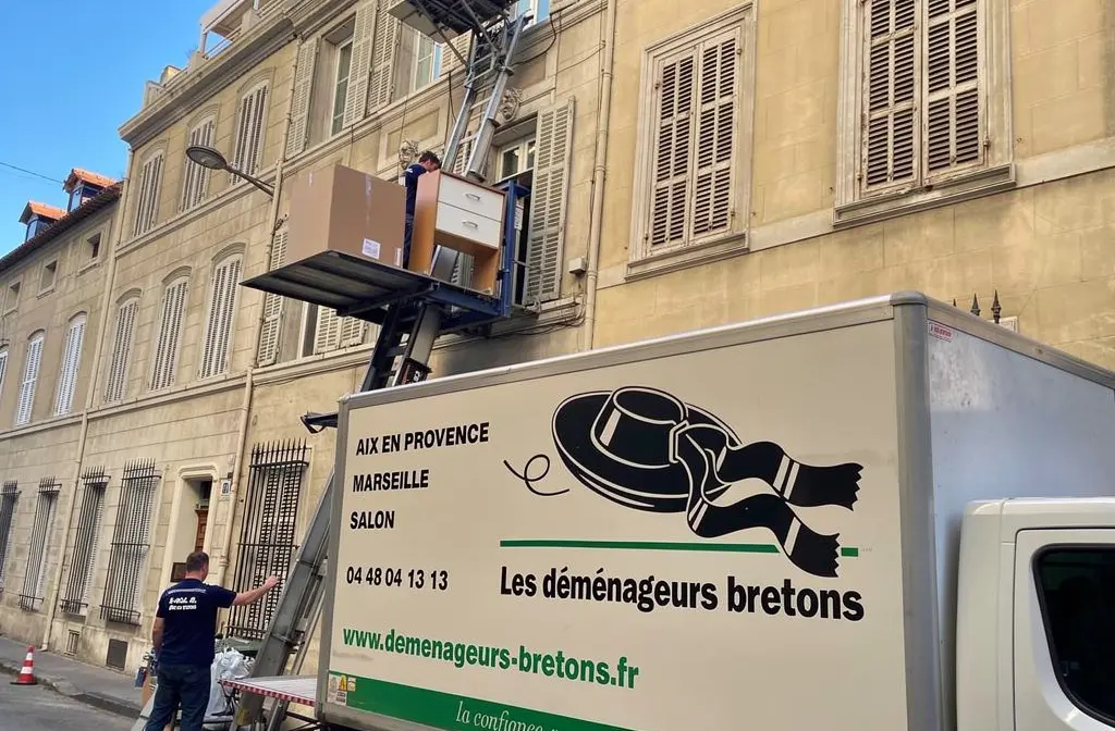 Transport de meubles via monte-meuble pour déménagement, camions et déménageurs bretons à Marseille, zone urbaine. comment bien organiser son déménagement